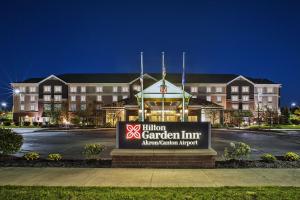 een hotelbord voor een gebouw bij Hilton Garden Inn Akron-Canton Airport in North Canton