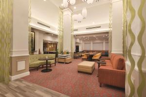 een hotellobby met banken, tafels en stoelen bij Hilton Garden Inn Akron-Canton Airport in North Canton