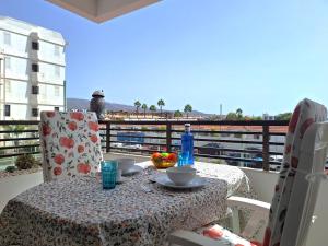 uma mesa com uma tigela de fruta numa varanda em Joya de Iguazu - Centrum Playa del Inglés em Maspalomas