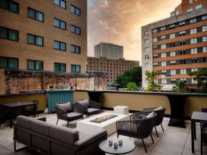 O zonă de relaxare la Canopy by Hilton New Orleans Downtown