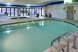 Hampton Inn Glenwood Springs में या उसके करीब स्विमिंग पूल