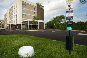 een straatbord in het gras voor een gebouw bij Home2 Suites by Hilton Arundel Mills BWI Airport in Hanover