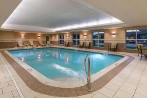 Piscina a Homewood Suites by Hilton Cleveland-Beachwood o a prop