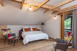 - une chambre avec un lit, des chaises et une fenêtre dans l'établissement Ski-Bike-Apartment Bayerwald, à Lohberg