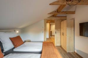 - une chambre avec un lit et du parquet dans l'établissement Ski-Bike-Apartment Bayerwald, à Lohberg