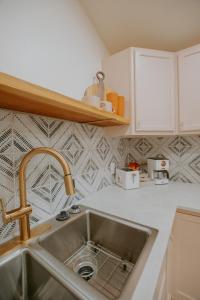 A kitchen or kitchenette at East Downtown Desert Chic Casita-Hot Tub-Pet Friendly-No Pet Fees!