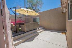 Kép East Downtown Desert Chic Casita-Hot Tub-Pet Friendly-No Pet Fees! szállásáról Albuquerque-ben a galériában