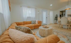 Istumisnurk majutusasutuses East Downtown Desert Chic Casita-Hot Tub-Pet Friendly-No Pet Fees!