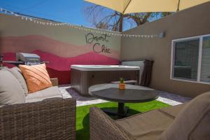 Istumisnurk majutusasutuses East Downtown Desert Chic Casita-Hot Tub-Pet Friendly-No Pet Fees!