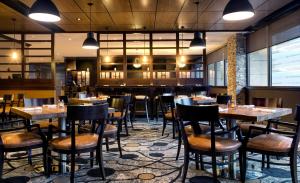 Un restaurant u otro lugar para comer en DoubleTree by Hilton Hotel & Suites Jersey City