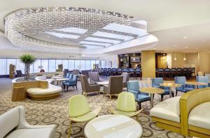 Khu vực ghế ngồi tại DoubleTree by Hilton Washington DC – Crystal City