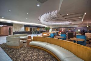 Khu vực ghế ngồi tại DoubleTree by Hilton Washington DC – Crystal City