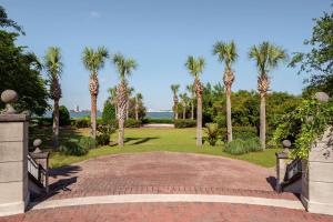 Una pasarela de ladrillo con palmeras en un parque en Embassy Suites by Hilton Charleston Harbor Mt. Pleasant, en Charleston