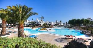 The swimming pool at or close to Little Gem apartment, Los Molinos