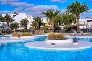 The swimming pool at or close to Little Gem apartment, Los Molinos