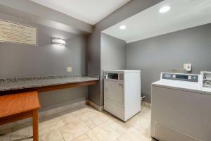 Una cocina o kitchenette en Best Western University Inn at Valparaiso