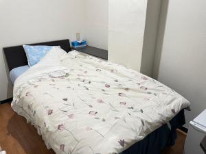 Una cama o camas en una habitación de 民泊くるり