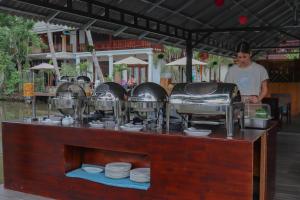 une table avec plaques et bols en haut dans l'établissement Villa Oasis, à Luang Prabang