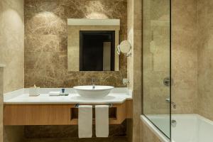 Um banheiro em Four Points by Sheraton Production City, Dubai