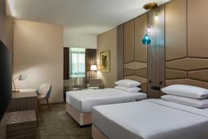 Cama ou camas em um quarto em Four Points by Sheraton Production City, Dubai