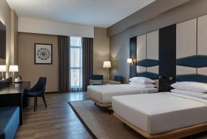 Cama ou camas em um quarto em Four Points by Sheraton Production City, Dubai