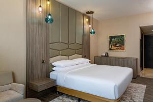 Cama ou camas em um quarto em Four Points by Sheraton Production City, Dubai