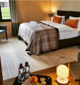 una camera con letto e vassoio di cibo di Eiger View Alpine Lodge a Grindelwald