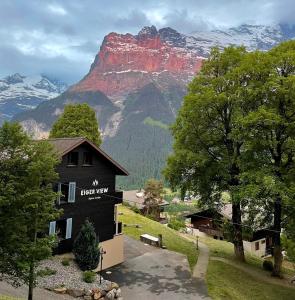 un hotel con vista sulla montagna rossa di Eiger View Alpine Lodge a Grindelwald