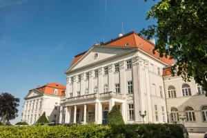 duży biały budynek z czerwonym dachem w obiekcie Austria Trend Hotel Schloss Wilhelminenberg Wien w Wiedniu