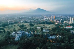 Pemandangan gunung umum atau pemandangan gunung yang diambil dari hotel