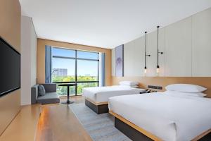 Gulta vai gultas numurā naktsmītnē Fairfield by Marriott Beijing Daxing Airport