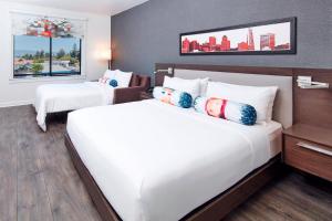 Tempat tidur dalam kamar di Aloft San Jose Cupertino