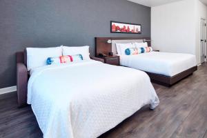 Tempat tidur dalam kamar di Aloft San Jose Cupertino