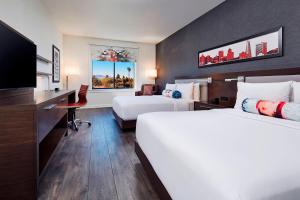 Tempat tidur dalam kamar di Aloft San Jose Cupertino