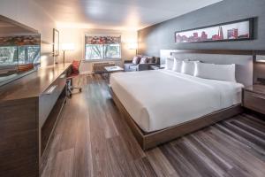 Tempat tidur dalam kamar di Aloft San Jose Cupertino