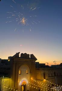 un edificio con fuegos artificiales en el cielo en Guest House 38 Monopoli, en Monopoli