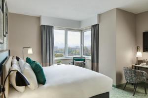 Giường trong phòng chung tại Leonardo Royal Hotel Glasgow