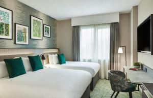 Giường trong phòng chung tại Leonardo Royal Hotel Glasgow