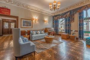 A seating area at Muthu Fort William Hotel