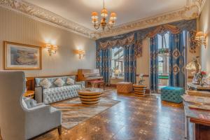 A seating area at Muthu Fort William Hotel