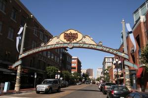 El barrio en el que está el hotel o un barrio cercano