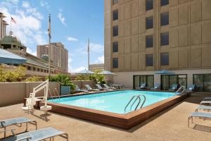 La pileta dentro o cerca de DoubleTree by Hilton New Orleans