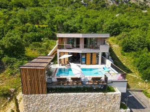 una casa con piscina su una collina di Palazzo Vimbula - Five Star Luxury Villa a Mokošica