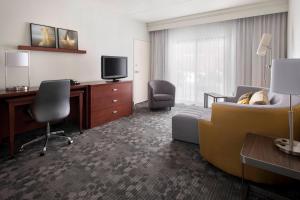 Televisyen dan/atau pusat hiburan di Courtyard by Marriott Boston Norwood/Canton