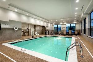 - une piscine dans un grand bâtiment avec une salle de sport dans l'établissement Hampton Inn Baltimore Bayview Campus, à Baltimore