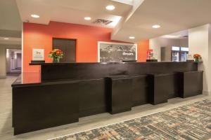 un banco cassa nella hall con una parete arancione di Hampton Inn & Suites Denver-Downtown a Denver