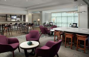 una hall con sedie e tavoli viola e un bar di Hilton Garden Inn Atlanta-Buckhead ad Atlanta