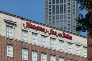 un panneau sur le côté d'un bâtiment en briques dans l'établissement Hampton Inn & Suites Atlanta-Downtown, à Atlanta