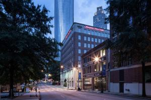 une rue de la ville la nuit avec de grands bâtiments dans l'établissement Hampton Inn & Suites Atlanta-Downtown, à Atlanta