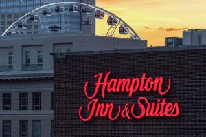 - un panneau indiquant l'auberge et les suites hampton au-dessus d'un bâtiment dans l'établissement Hampton Inn & Suites Atlanta-Downtown, à Atlanta